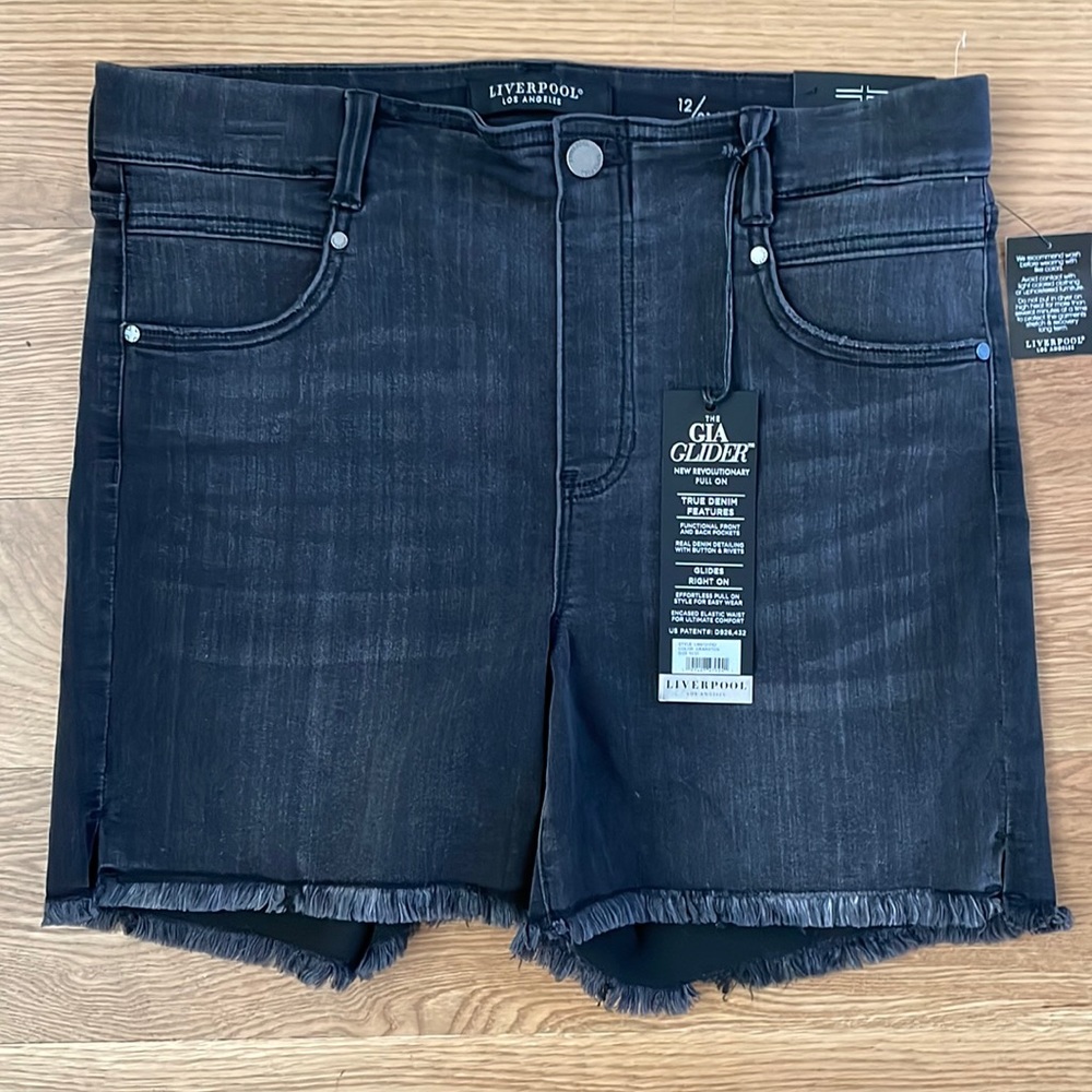 NWT Liverpool The Short 12 / 31 black Gia Glider